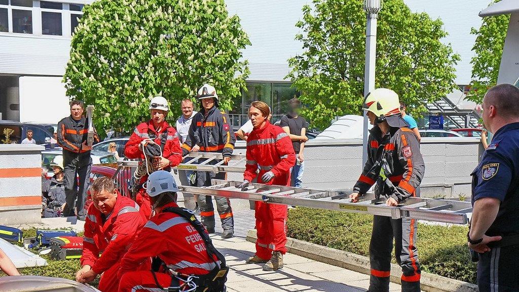 Bub stürzt in Lichtschacht
