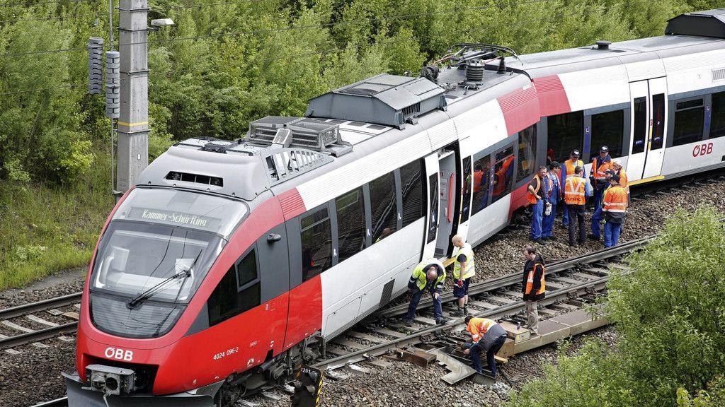 Zug auf Westbahnstrecke bei Vöcklabruck entgleist