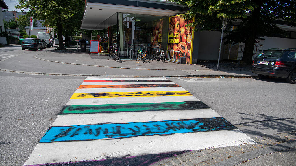 Regenbogen-Zebrastreifen in Liefering beschmiert