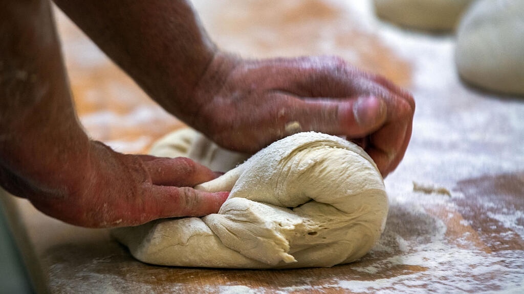 Handwerksbäcker knetet Brotteig - zu welchen Kosten?