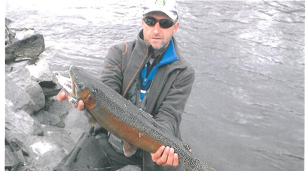Heimo Hutter aus Österreich gelang der sensationelle Fang einer Regenbogenforelle mit einer Länge von 68 cm Länge & einem Gewicht von 4,20 kg.