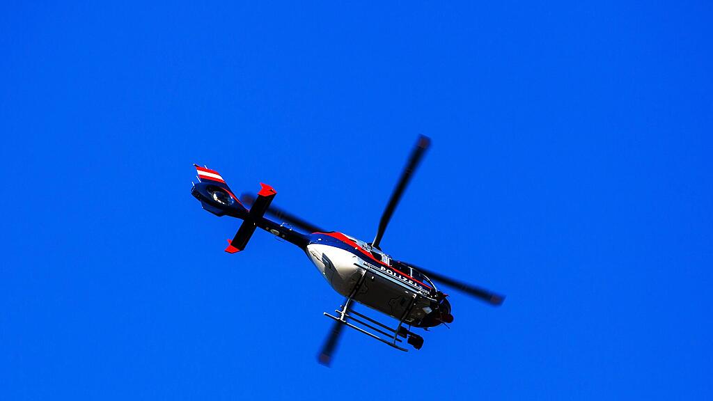 Die Polizei suchte in Saalfelden mit Hubschrauber und Diensthunden nach Verdächtigen.