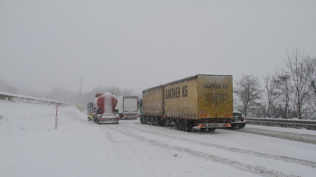 Schnee sorgt für Unfälle und Verkehrschaos: Stau auf der A1