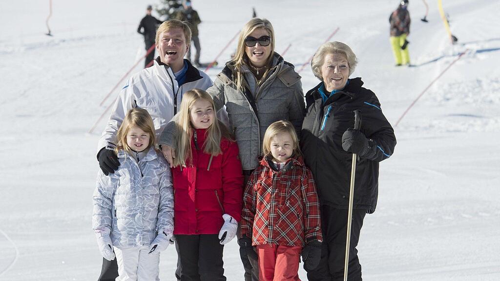 Königin Beatrix, Kronprinz Willem-Alexander, Maxima und die drei Töchter stellten sich dem Fototermin.