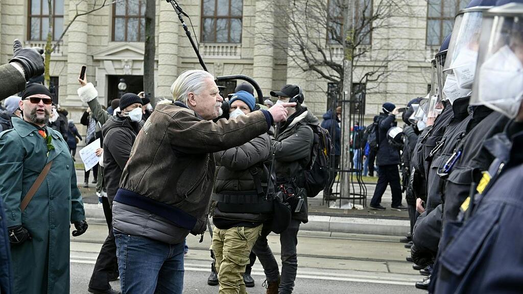 Verbotene Corona-Demo in Wien von Polizei begleitet