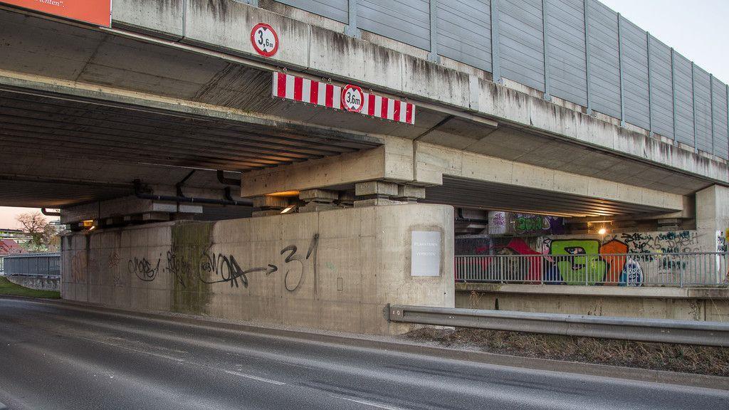 Lkw prallt gegen Eisenbahnbrücke in Salzburg