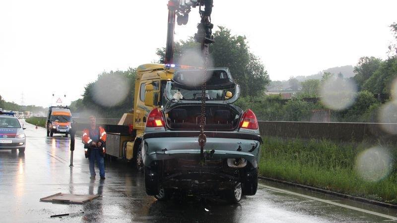 Pkw überschlägt sich auf der A1