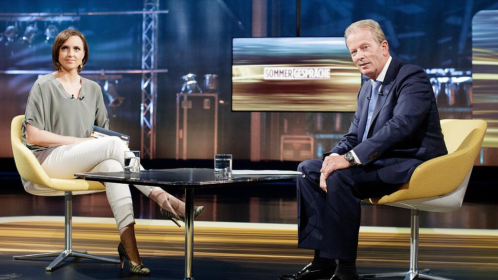 Vizekanzler Reinhold Mitterlehner und Moderatorin Susanne Schnabl beim "Sommergespräch".