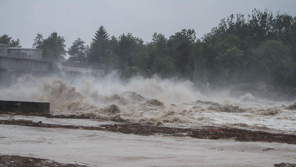 Hochwasser: Abtransporte im Kraftwerk Braunau