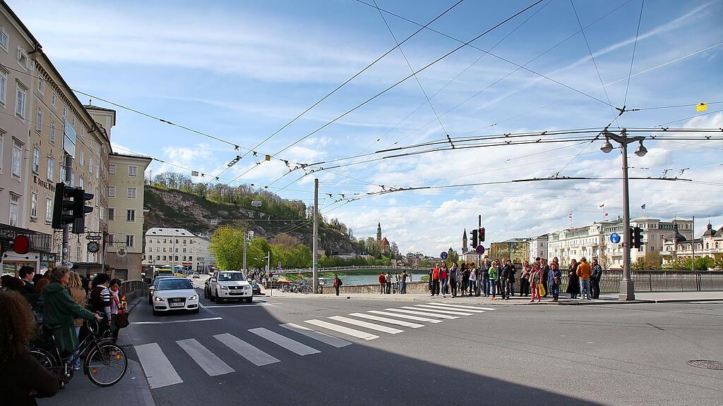 Privat-Pkw könnten in der Salzburger Altstadt bald der Vergangenheit angehören.