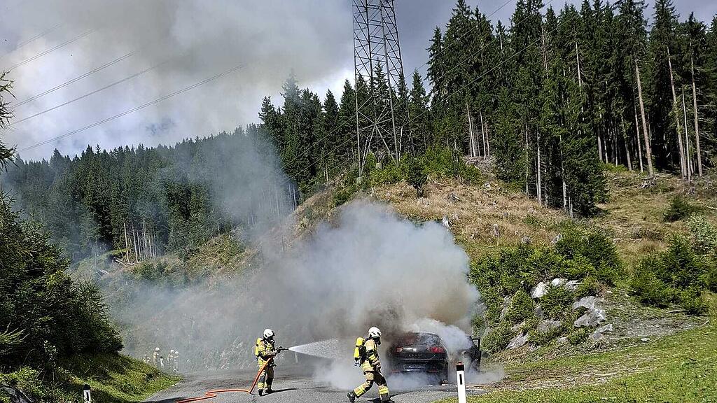 Auto auf B165 in Wald im Pinzgau in Flammen