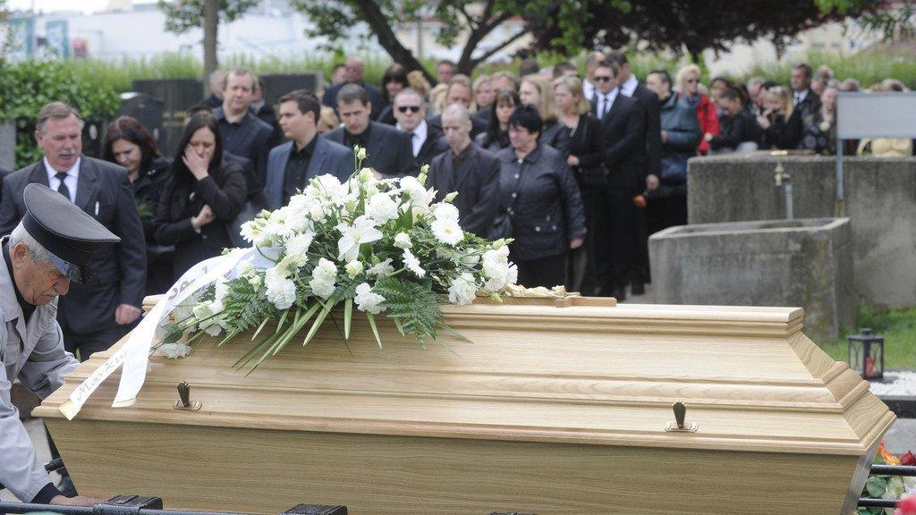 Bluttat am Brunnenmarkt: Begräbnis am Simmeringer Friedhof