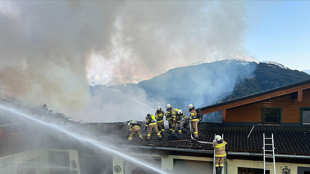 Gro\u00dfbrand auf Bauernhof in Taxenbach