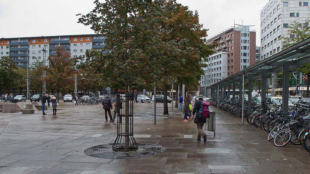 Nachdem die Bänke weg waren, haben sich die Obdachlosen einfach einen neuen Platz gesucht.