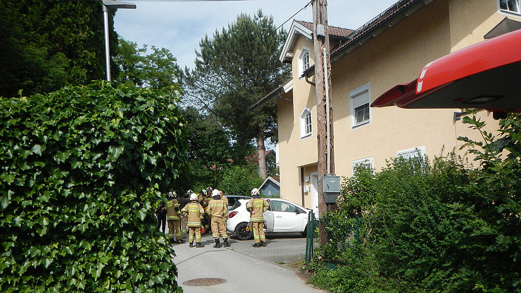 FF Oberndorf rettet Kleinkind aus Auto
