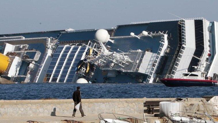 Kreuzfahrtschiff "Costa Concordia" vor der Toscana auf Grund gelaufen