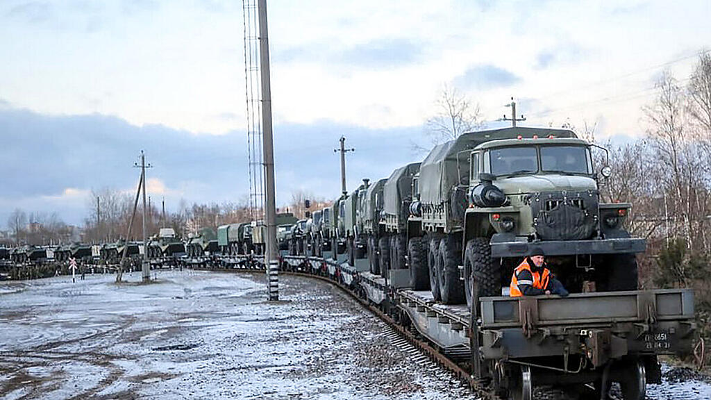 Russisches Kriegsgerät wird in das Nachbarland gebracht