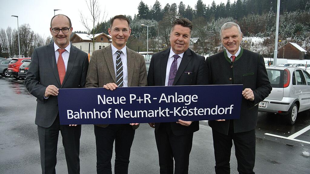 ÖBB-Regionalleiter Engelbert Haller (li.), Bürgermeister Adi Rieger, Landesrat Hans Mayr und Landtagsabgeordneter Josef Schöchl eröffneten die Anlage am Bahnhof Neumarkt-Köstendorf.