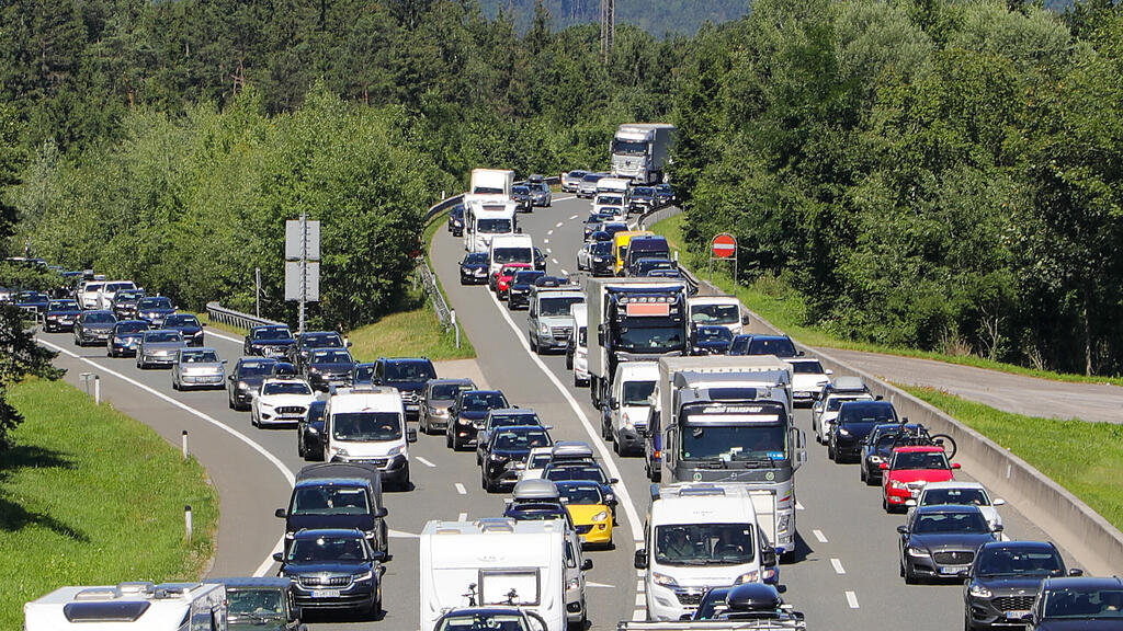 stau a1 a10 reiseverkehr