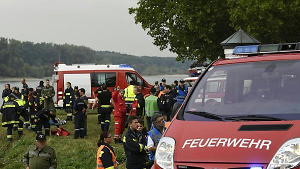 Feuerwehr-Fahrzeuge am Einsatzort bei Hainburg