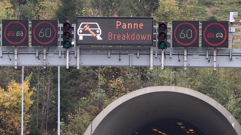 An der Unfallstelle kam es im Ofenauertunnel zu einer Sperre.