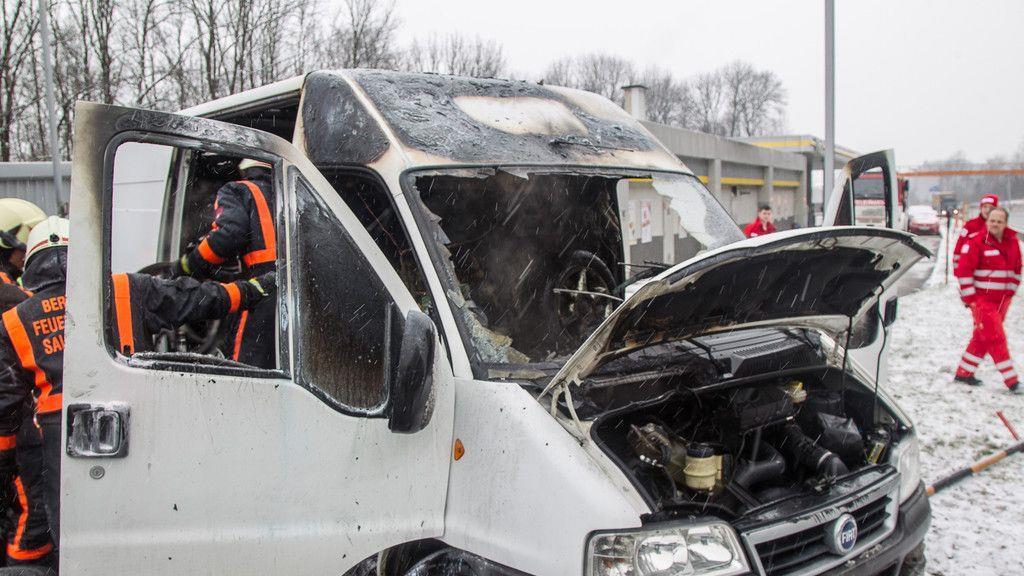 A1: Kleintransporter brennt auf Raststation Söllheim
