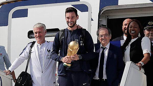 Kapitän Hugo Lloris trägt den Pokal