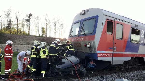 Der Pkw wurde etwa 130 Meter weit mitgeschleift