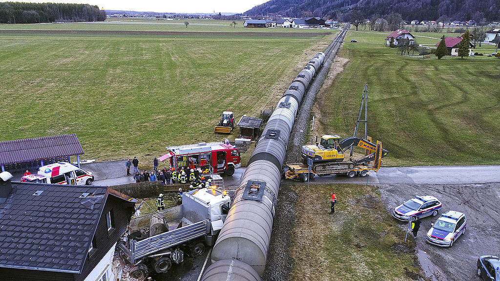 kollision zwischen zug und lkw