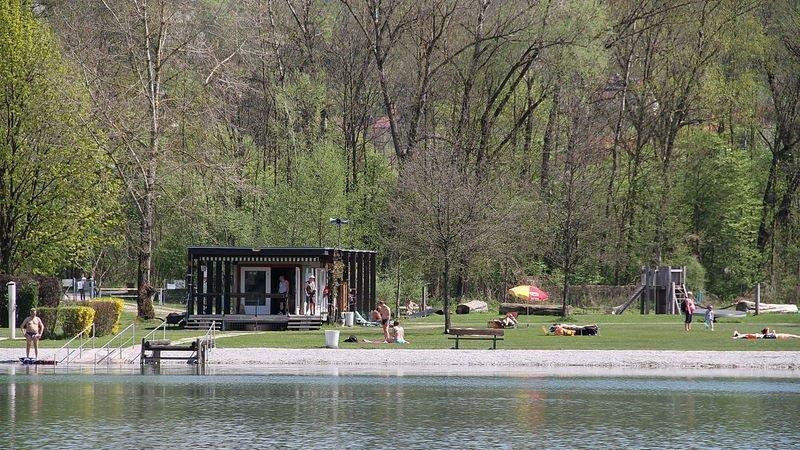 Erste Badegäste am Salzachsee