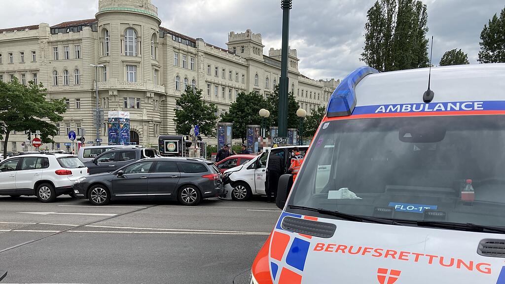 Sieben Verletzte bei Crash mit fünf Autos in Wien