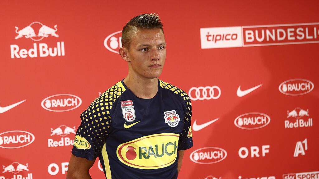 Hannes Wolf präsentiert das neue Rookie-Trikot der Bullen.