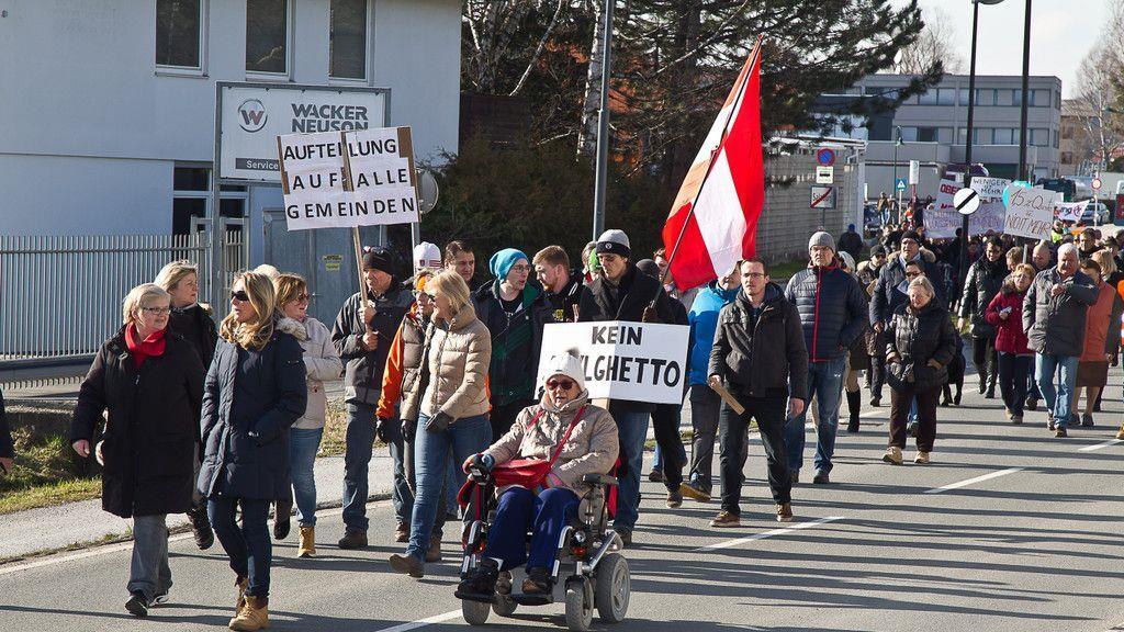 200 Personen demonstrieren gegen Asyl-Großquartier in Straniakstraße