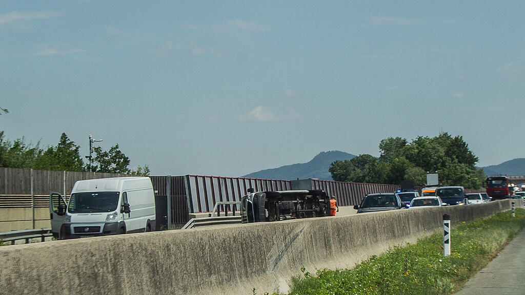 Ein Klein-Lkw kippte auf der Autobahn um.