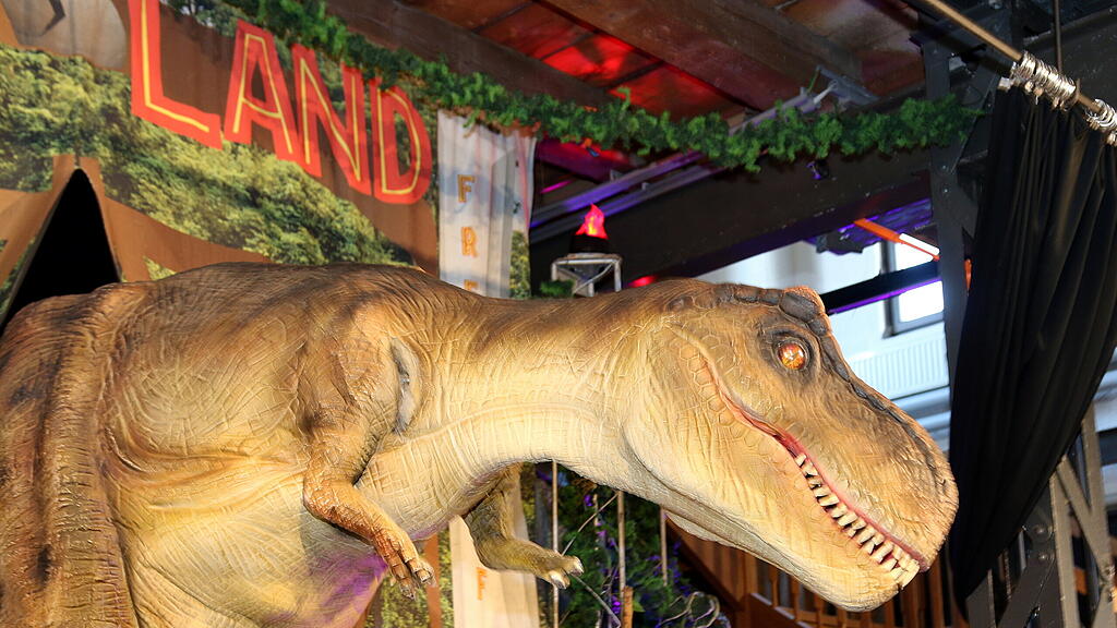 Die Dinosaurier sind los Giganten im Ziegelstadel Hallein