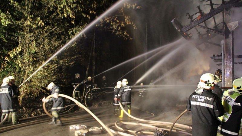 Sägewerk in Vollbrand: Löscharbeiten