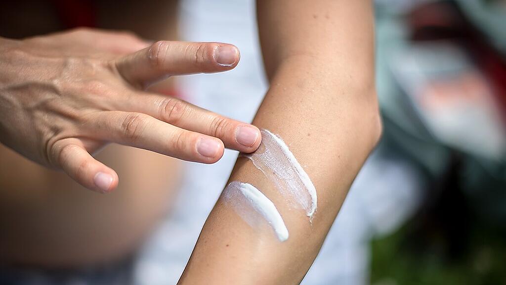 Vier Sonnencremes schnitten im Test sehr gut ab.