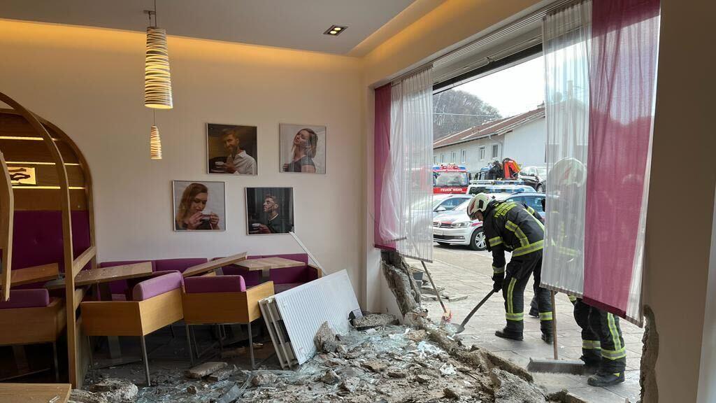 Auto kracht in Lokal in Salzburg-Gnigl