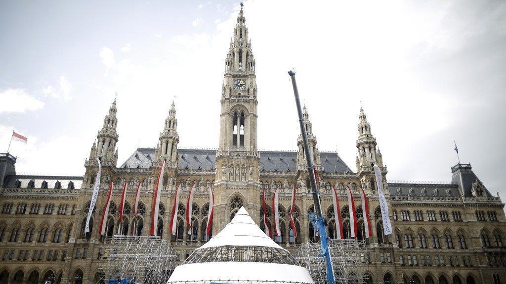 Aufbauarbeiten für den Wiener Life Ball 2013