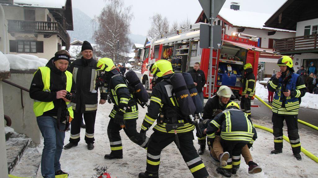 Die Feuerwehr Ruhpolding übte gemiensam mit benachbarten Feuerwehren am Samstag einen Großbrand in einem Hotel.