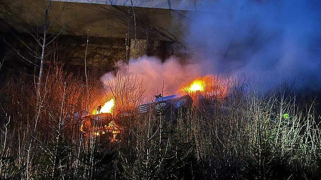Autokran stürzt von Tauernautobahn