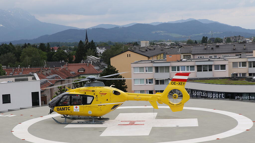 Einsatz\u00fcbung mit brennendem Hubschrauber