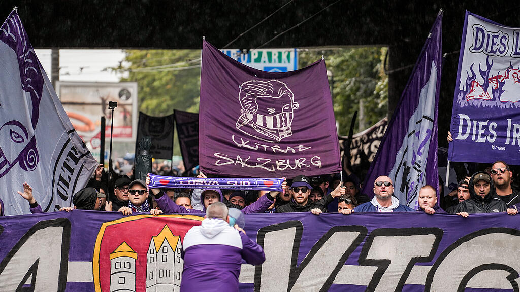 Die Fans von Austria Salzburg beim Fanmarsch vor dem Zweitliga-Spiel gegen den FC Liefering.