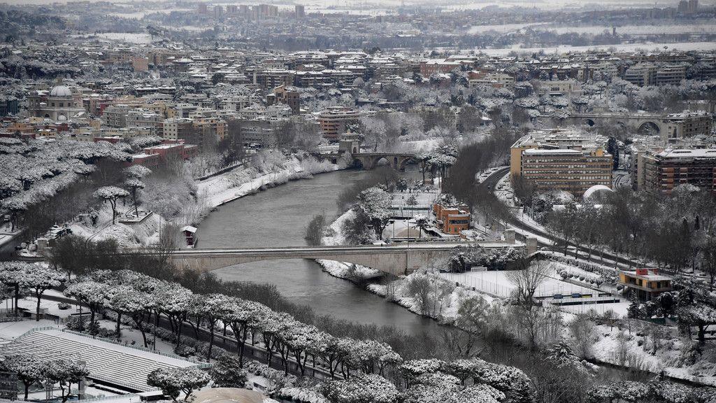 Rom versinkt im Schnee