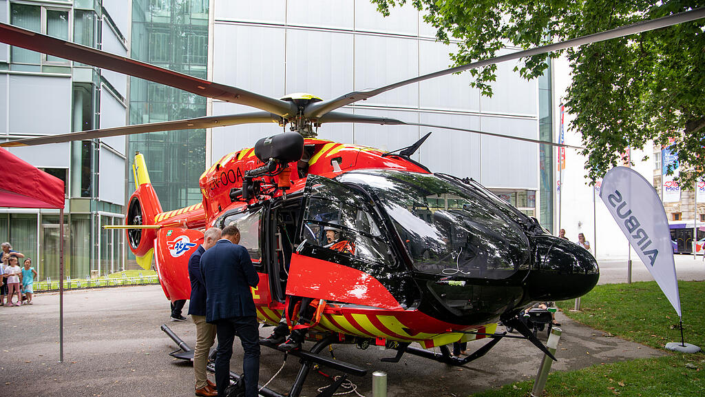 Hubschrauber vor Kongresshaus