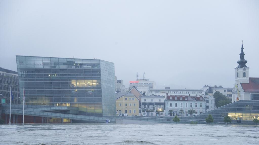 Linz: Donaulände überflutet
