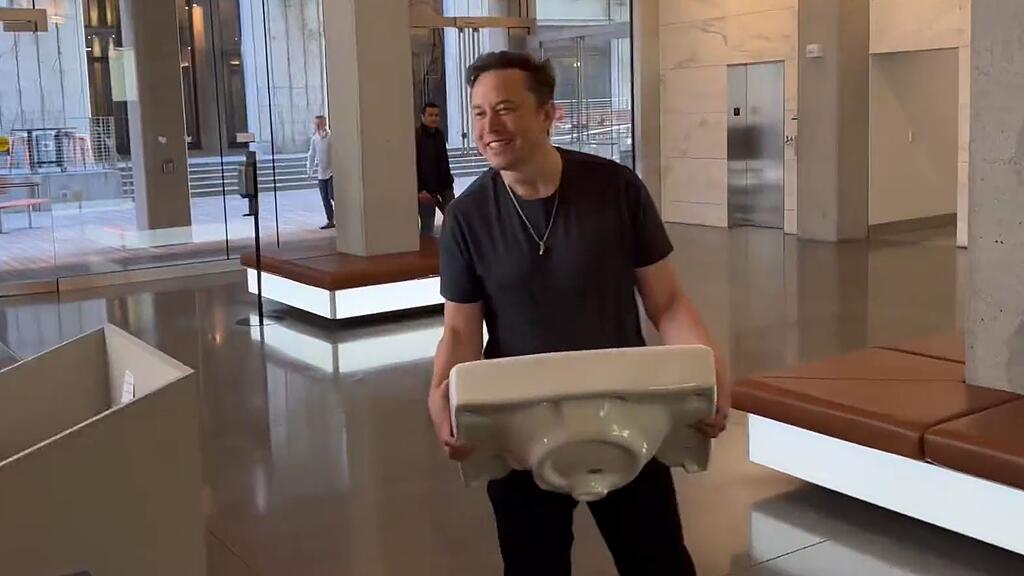 Elon Musk mit Waschbecken