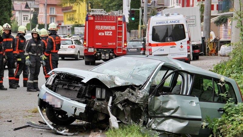Pkw crasht auf Linzer Bundesstraße
