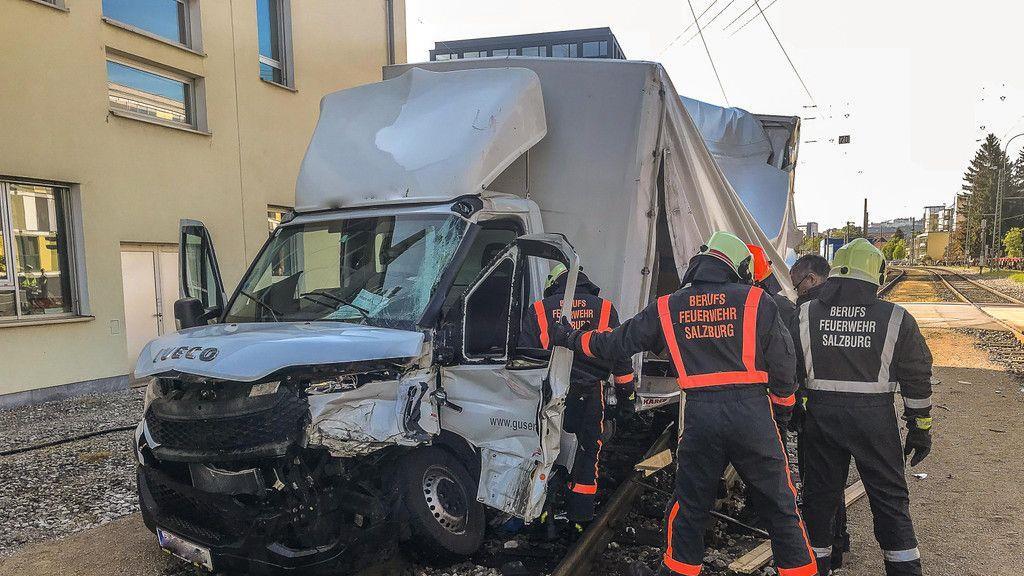 Klein-Lkw gegen Zug in Itzling