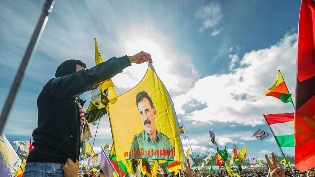 Fahne mit Bild von PKK-Chef Öcalan (Archivbild)